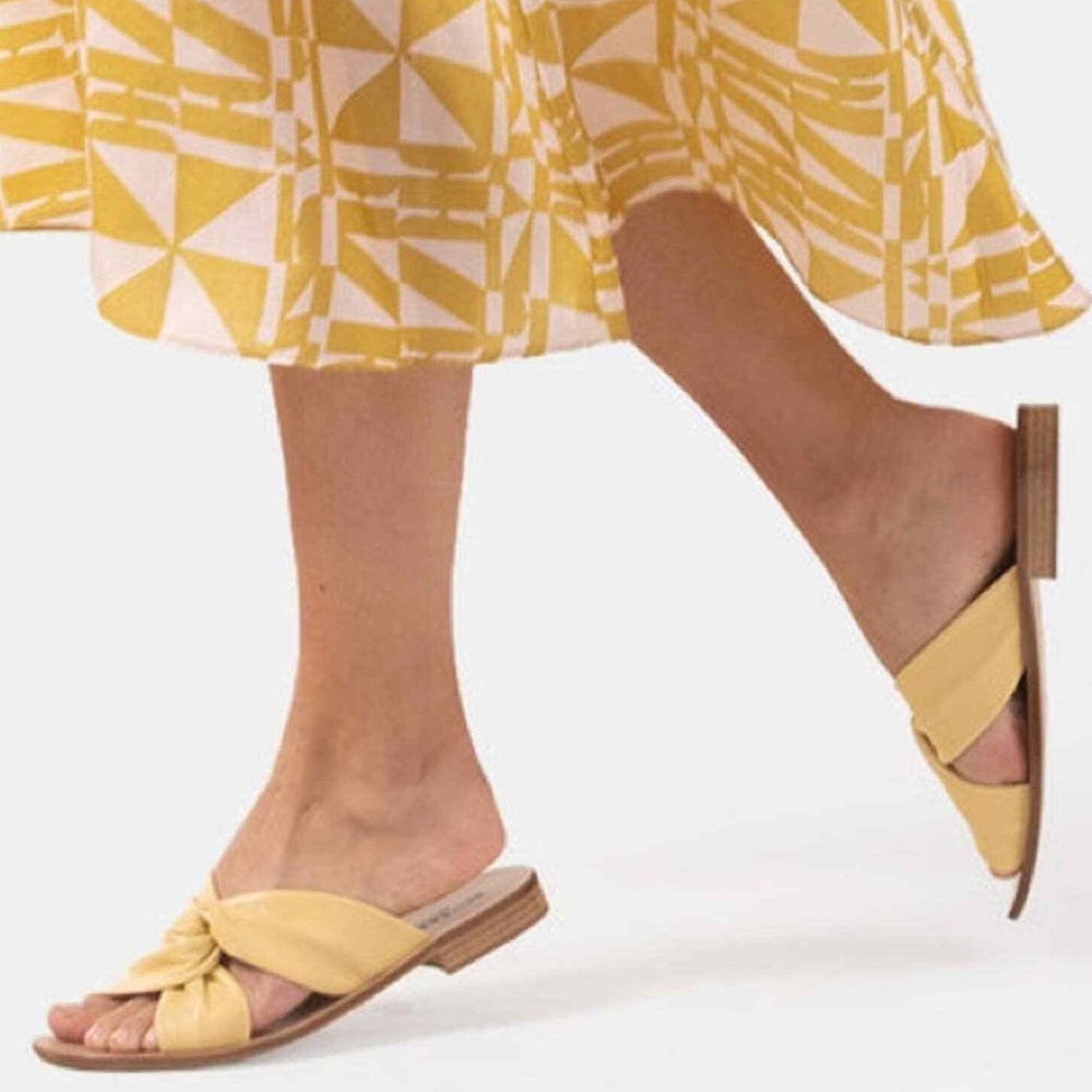 Bells & Becks Azura Butter Yellow Leather Slip On Twist Slide Sandal Size 38 7.5